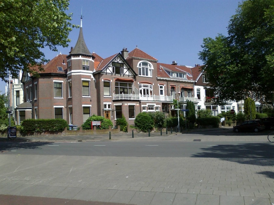 Straatbeeld met herenhuizen