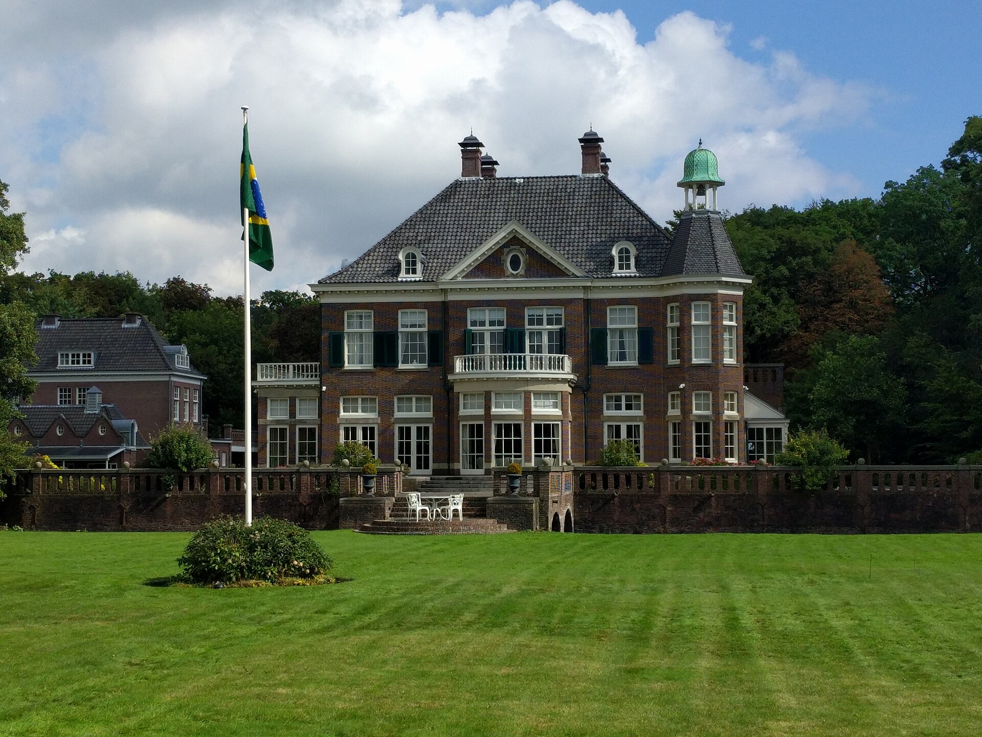 Statige villa met gazon